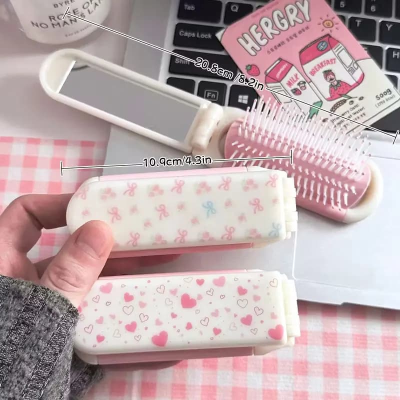 Pink Bow Heart-Shaped Pattern Two-In-One Comb Mirror Foldable Hair Comb. Interesting, Elegant, Portable, Compact Travel Air-Cushioned Makeup Mirror. Anti-Static Massage, for Rich, Smooth Hair. Suitable for Curly Hair, Straight Hair, and Smooth Hair. Perfect for Wedding Payments, Bridal Gifts, Valentine's Day, Engagement Party Gift Boxes, Work, Travel, Office, Events, and Other Occasions.