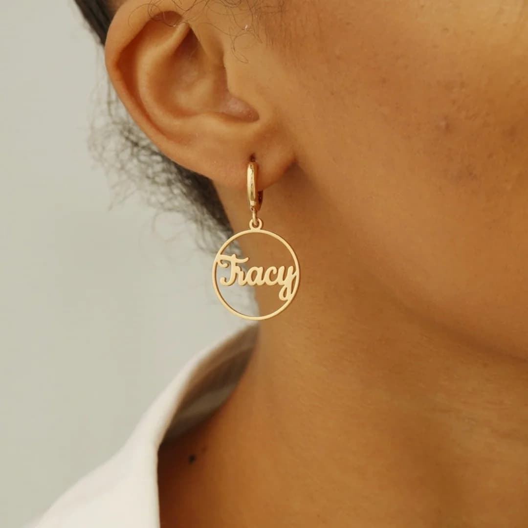 Orecchini personalizzati con nome a cerchio piccolo per donne e ragazze Gioielli personalizzati in acciaio inossidabile Orecchini pendenti Lettera regalo rotondo