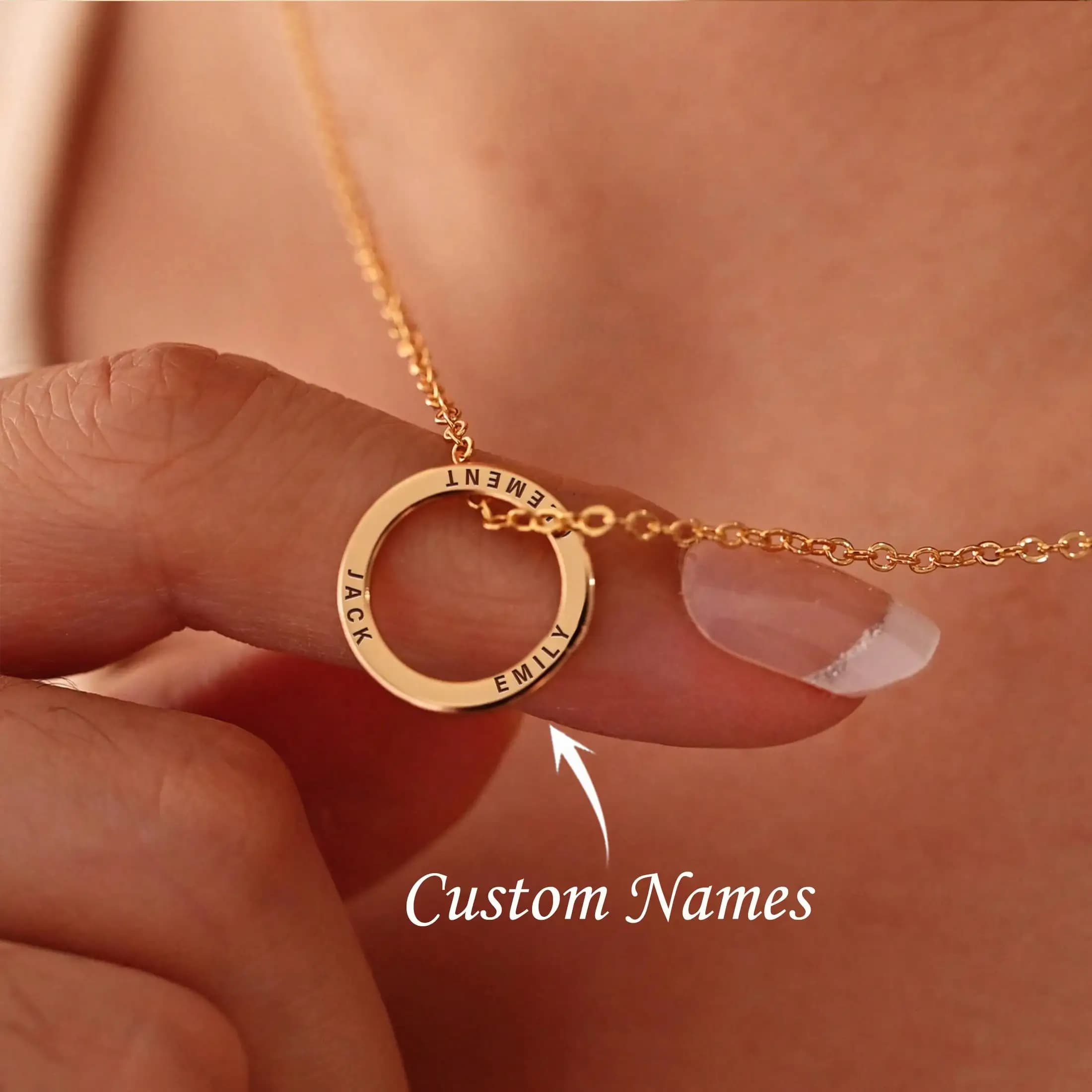 Collana con nome circolare inciso personalizzato Ciondolo rotondo da 25 mm Nomi personalizzati di famiglia o coppia Regalo di gioielli per San Valentino