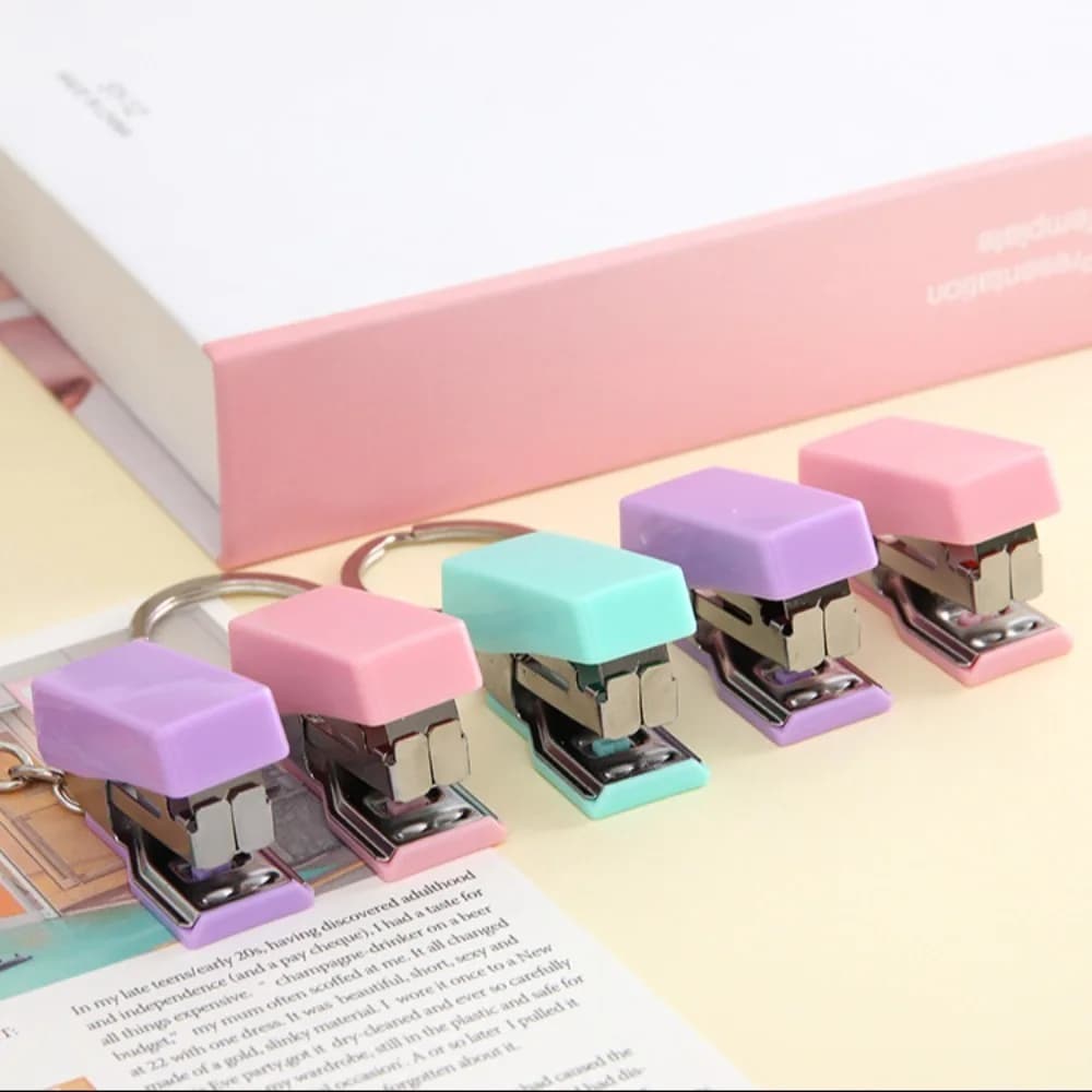 Mini portachiavi portatile carino in tinta unita cucitrice raccoglitore di carta cancelleria piccoli graffette di carta strumento di rilegatura per ufficio materiale scolastico