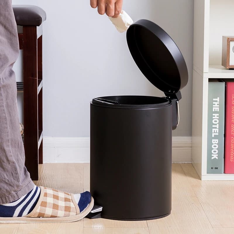 Bidone della spazzatura con pedale della spazzatura impermeabile in metallo nero da 7 litri per bagno dell'hotel e cucina
