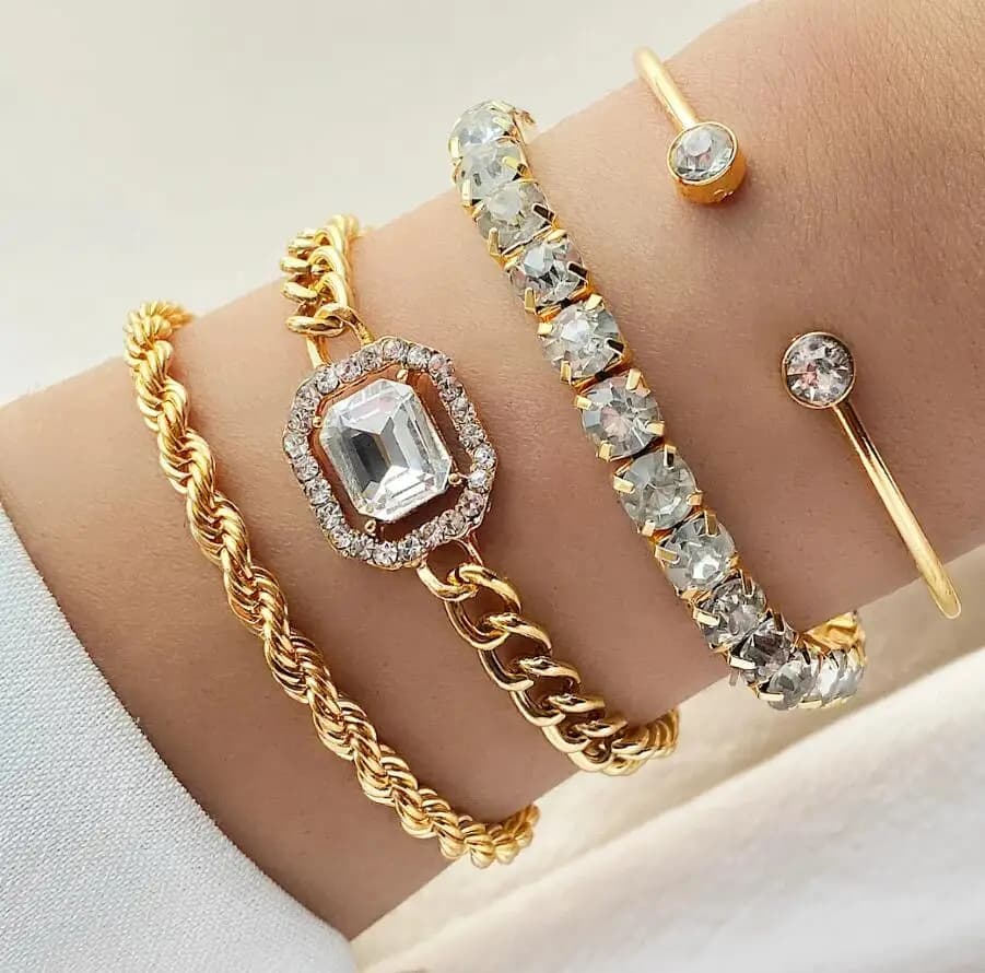 Set di quattro braccialetti punk esagerati con intarsi di strass a forma di ciambelle, per ragazze e donne, regalo ideale, gioielli personalizzati alla moda.