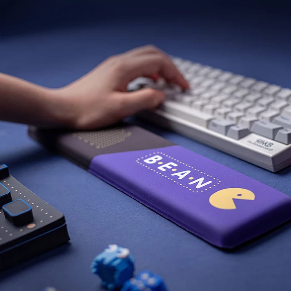 Poggiapolsi per tastiera Tappetino per mouse Memory Foam Supporto per le mani Gomma antiscivolo Silicone Anime Colore viola Gioco per tastiera meccanica