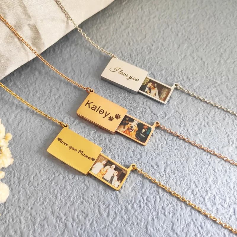 Collana con Medaglione Portafoto Personalizzato in Acciaio Inossidabile - Ciondolo a Busta Estraibile con Messaggio Inciso, Regalo Significativo