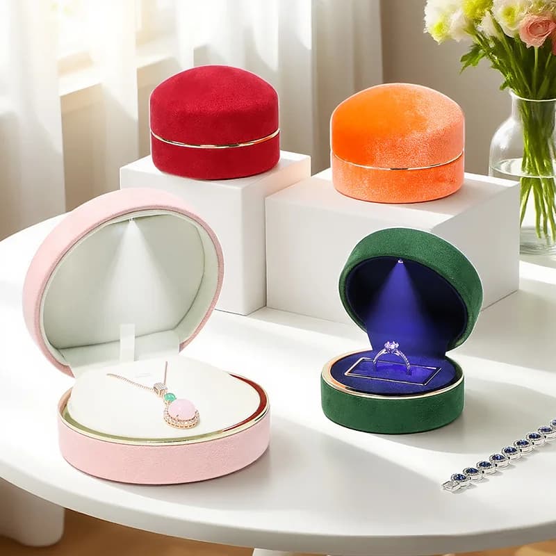 Nuove scatole luminose rotonde in velluto LED con portagioie leggero Scatola per anelli di moda Scatola per confezioni regalo Strumenti per coppie che producono matrimonio