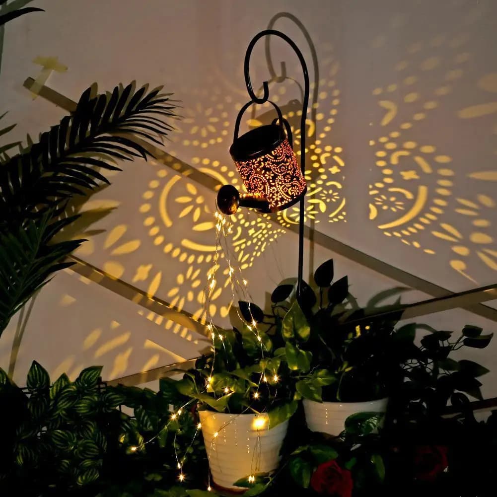 Lampada a Energia Solare LED a Forma di Annaffiatoio in Ferro Battuto con Fiori Traforati, Illuminazione Decorativa da Giardino per Esterni