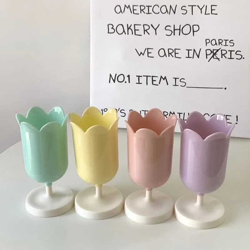 Decorazione floreale in plastica Tazza creativa per matita Tulipano Organizzatore per matite Organizzatore da scrivania Porta pennelli per trucco Ornamento per la camera delle ragazze