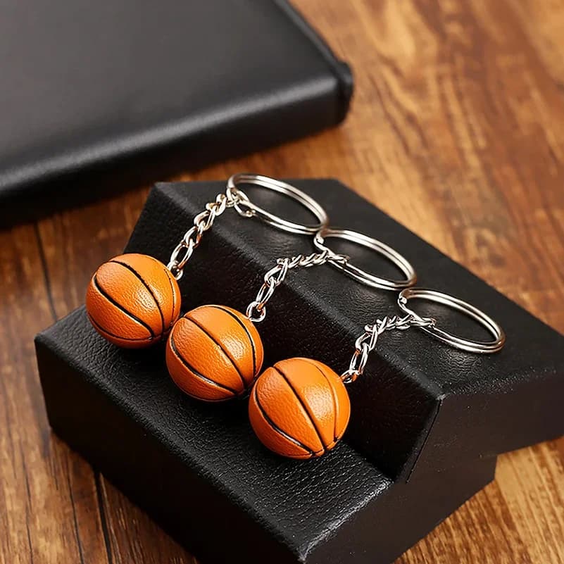 Portachiavi Basket e Calcio, Nuovo Design Sportivo, Ciondolo per Auto, Regalo per Sportivi Preferiti, Gioiello per Compleanno del Fidanzato
