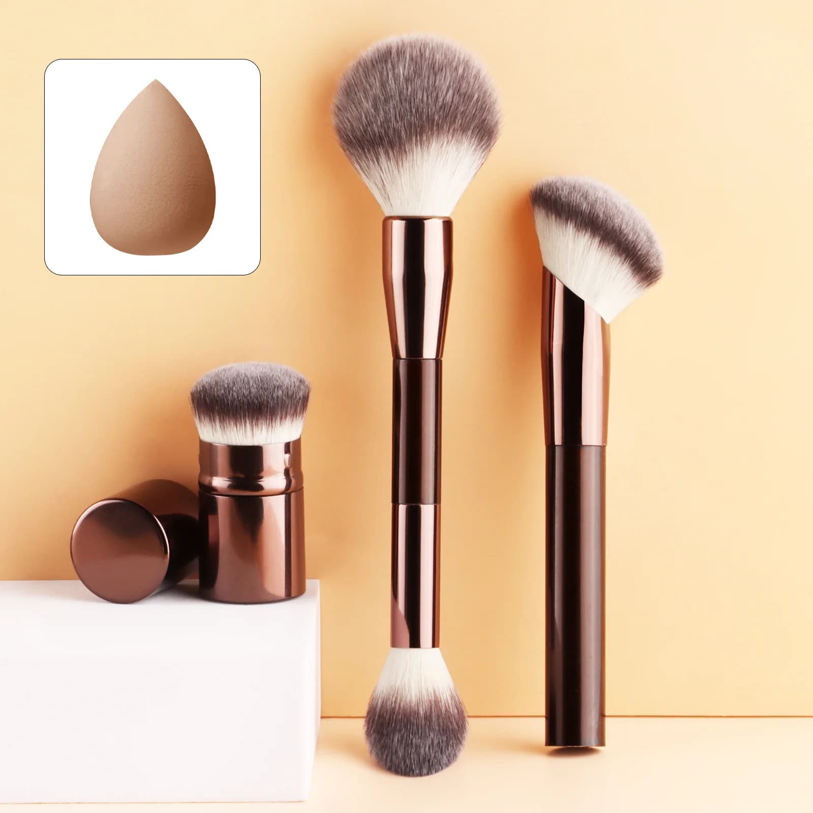 Set di pennelli per trucco da 4 pezzi con pennello per polvere a doppia punta, pennello per contorno angolato, pennello Kabuki retrattile e Beauty Blender a goccia d'acqua