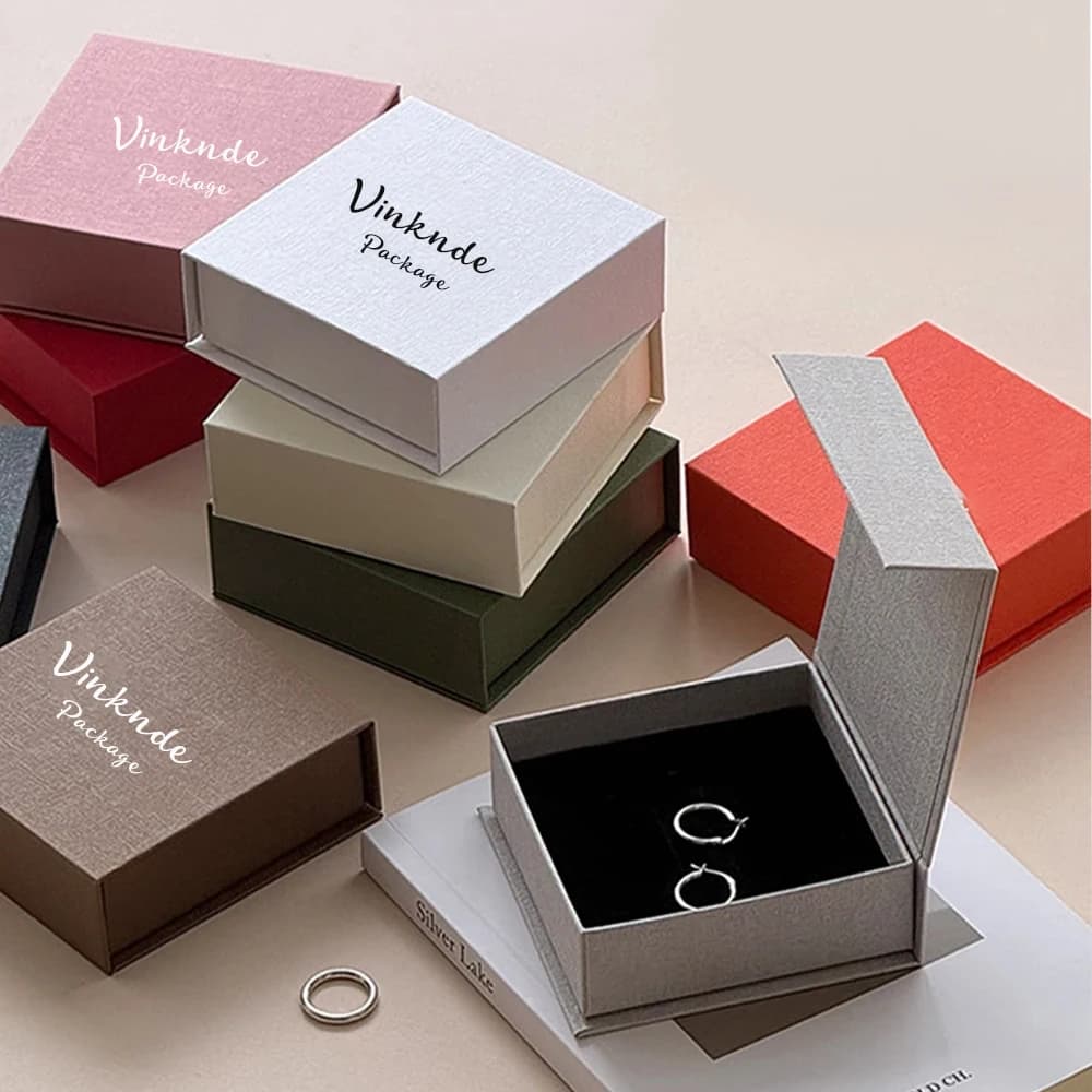 10/20/50/100 Pezzi Scatole Regalo per Gioielli Beige con Magnete, Logo Personalizzato 10x10x3.5cm, per Portachiavi, Anelli, Orecchini, Collane, Bracciali