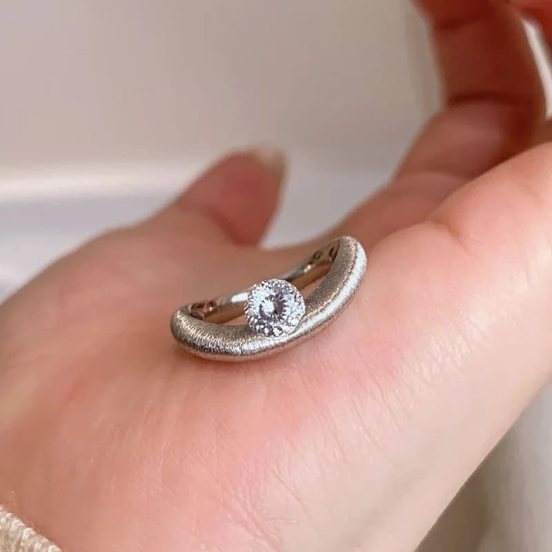 Anelli di diamanti rotondi intarsiati in argento spazzolato irregolare di tendenza di lusso leggero per anelli di moda da donna adatti ai gioielli quotidiani