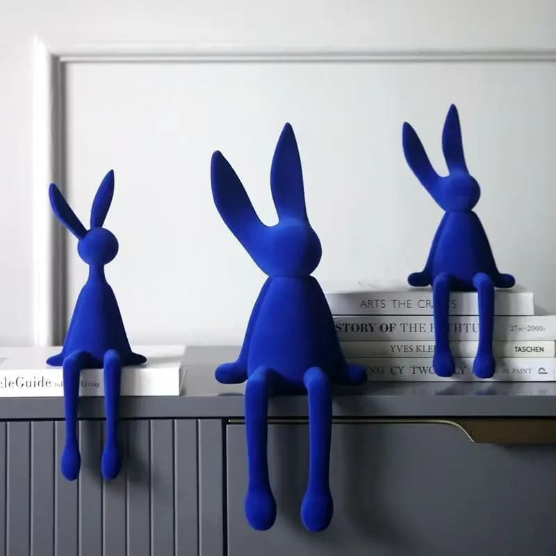 Statua di coniglio floccato in resina Scultura di animali Decorazione di coniglietto fatto a mano Simpatico regalo di Pasqua Figurina Elegante ornamento da tavolo