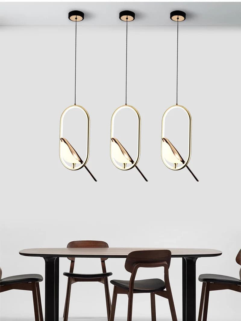 Lampadario moderno di lusso per uccelli per interni Anello in oro Lega di galvanica Corpo per uccelli Paralume in acrilico Lampada a sospensione a LED Lustri da pranzo