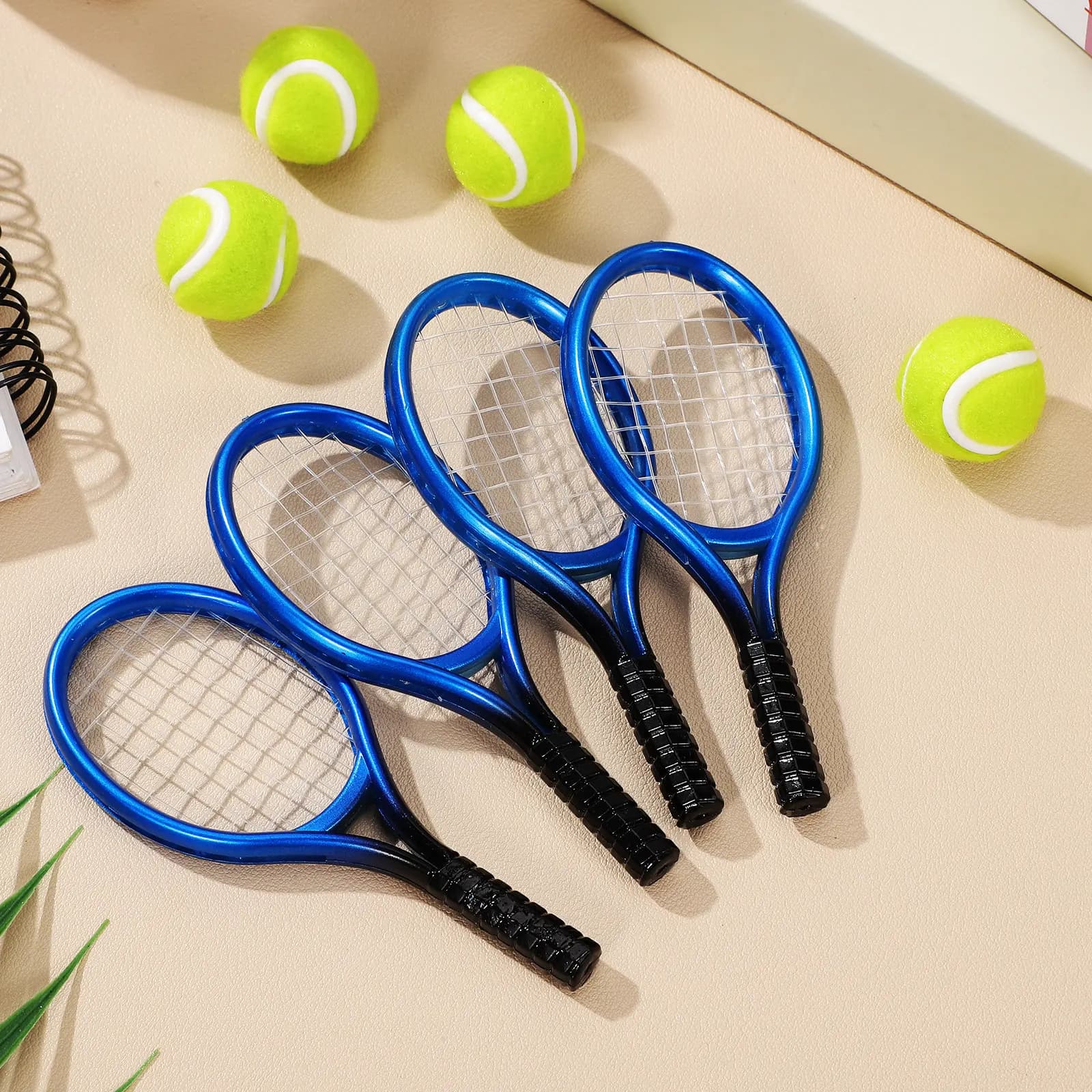 Set di 4 Mini Racchette da Tennis con Palline in Miniatura, Portachiavi, Accessori Sportivi Portatili, Decorazione per Mini Casa