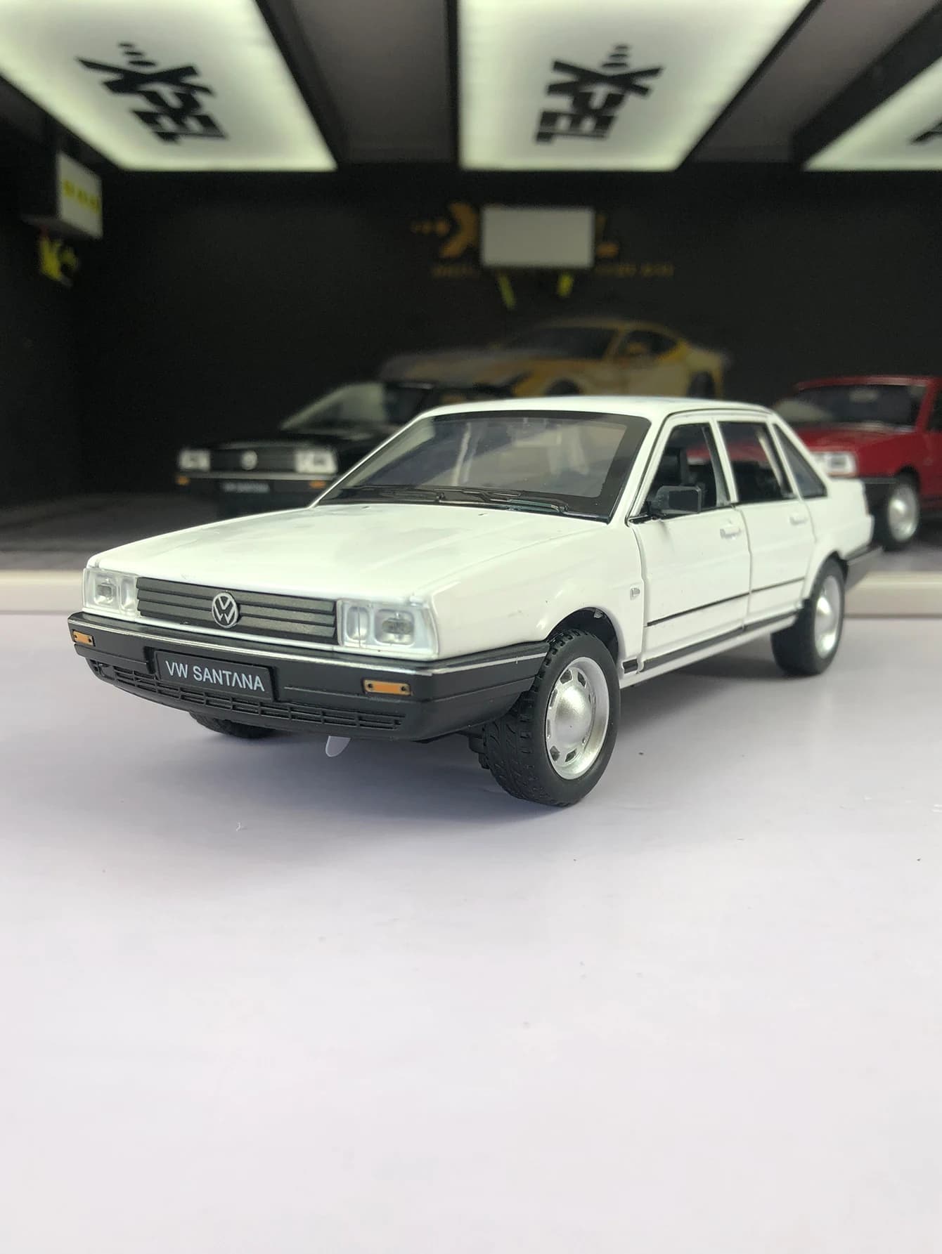 Modello di auto Santana in lega di zinco di simulazione 1: 24, ornamento statico, auto regalo da collezione in metallo