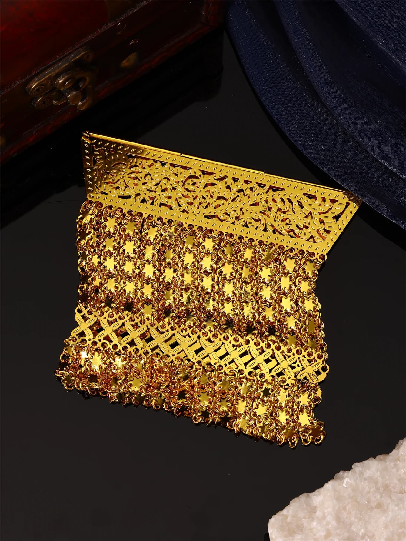 1pc Fashionable Retro Luxury Lady's Bracelet - Flowing Design & Hollow Carving, Women's Wedding Banquet Jewelry