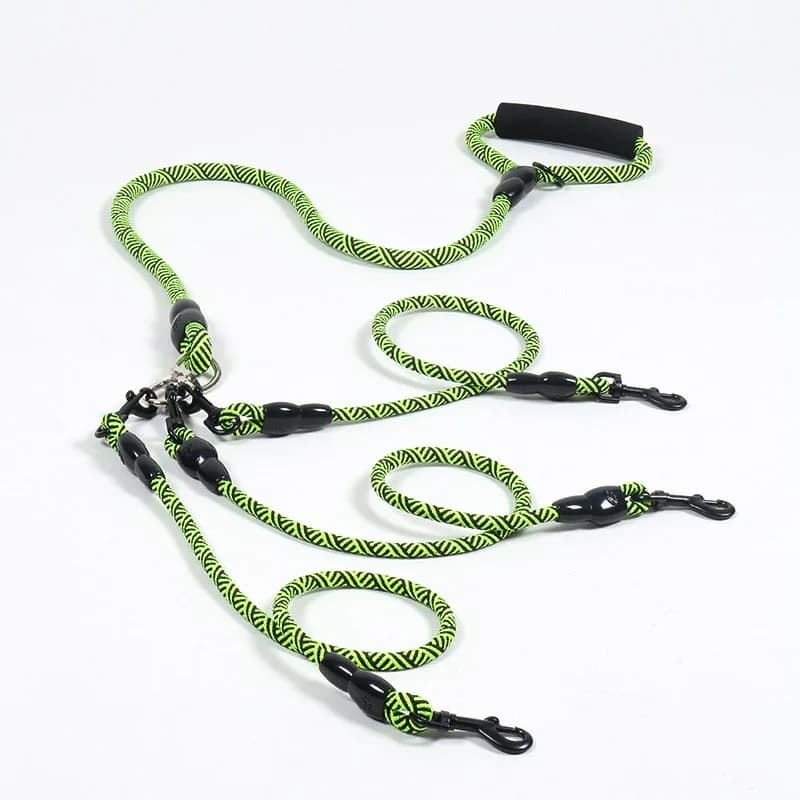 Tessuto in nylon Tre teste One Drag Tre Guinzaglio per cani Corda rotonda Cintura di trazione per animali domestici Catena per cani Forte sicurezza Guinzaglio per cani Manico in schiuma