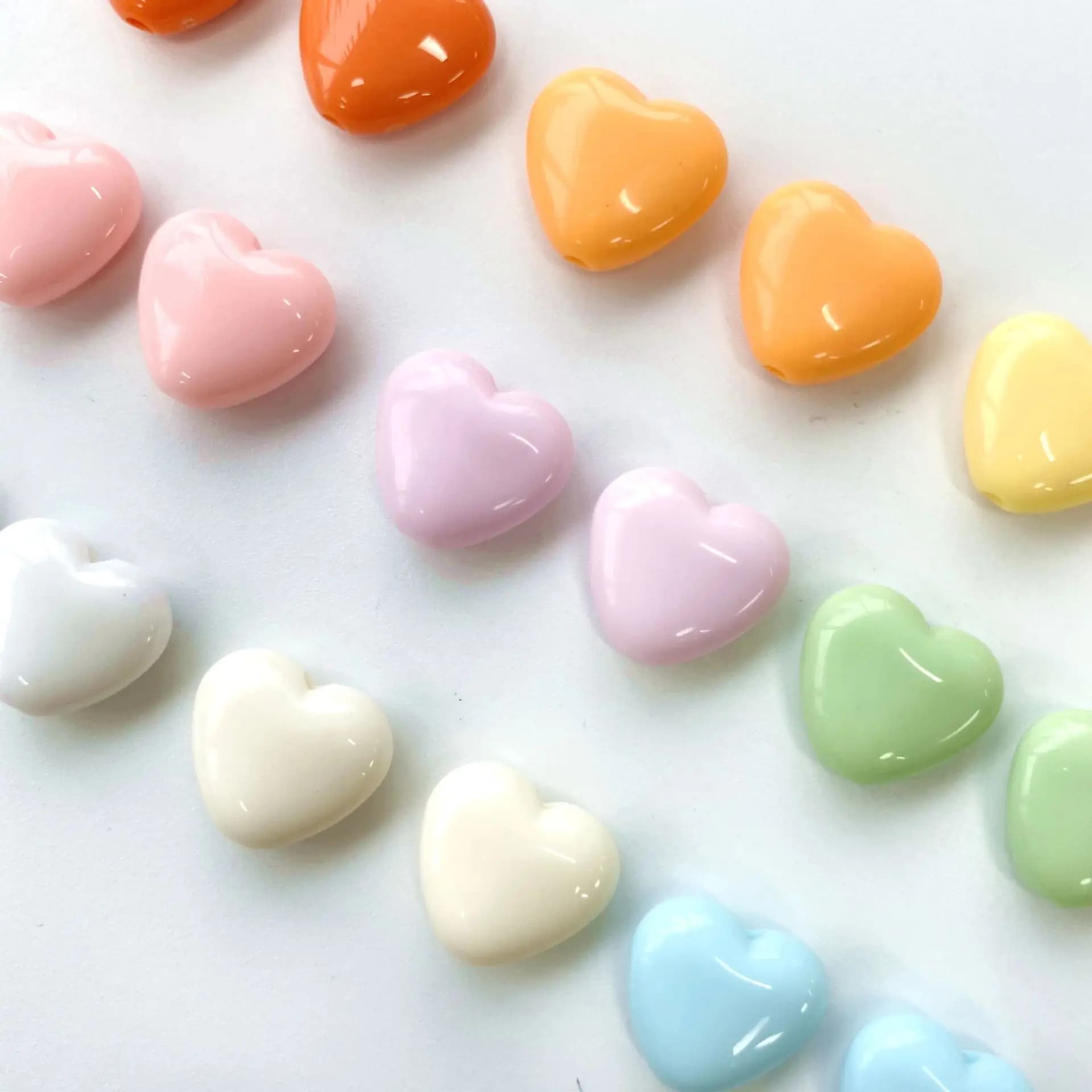 30 Pezzi 12*14mm Perline Acriliche a Forma di Cuore con Fondo Piatto e Foro, Accessori Fai-da-Te per Catene di Telefoni, Braccialetti e Collane