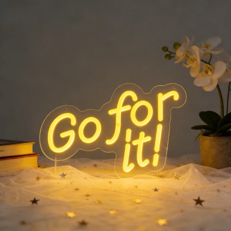 Insegna Luminosa LED 'Go for it' con USB, Lampada da Tavolo con Citazione Ispirazionale, Decorazione da Parete per Camera da Letto, Ufficio, Sala Giochi, Regalo per la Casa
