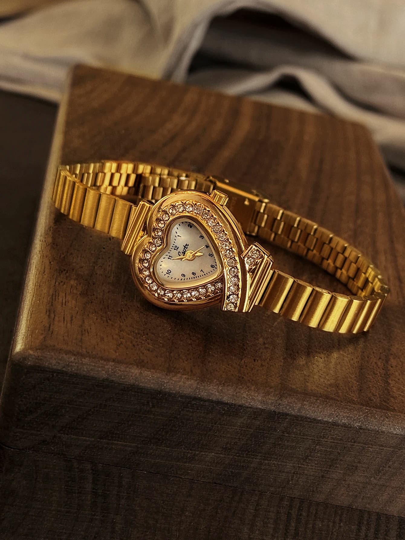 1 new gold retro style quartz watch, exquisite, with stainless steel bracelet with diamonds, heart-shaped dial with arabic scale, simple and particular design, small woman's watch suitable for everyday use, such as decoration and gift.
