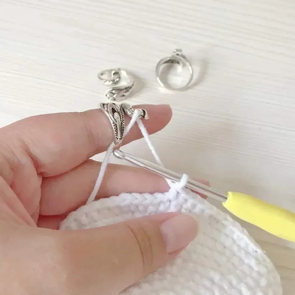 Anello per uncinetto per maglieria per principianti, tensione regolabile all'uncinetto, anello per gatti carino, guida per filati, supporti per dita, ditali, avvolgitore