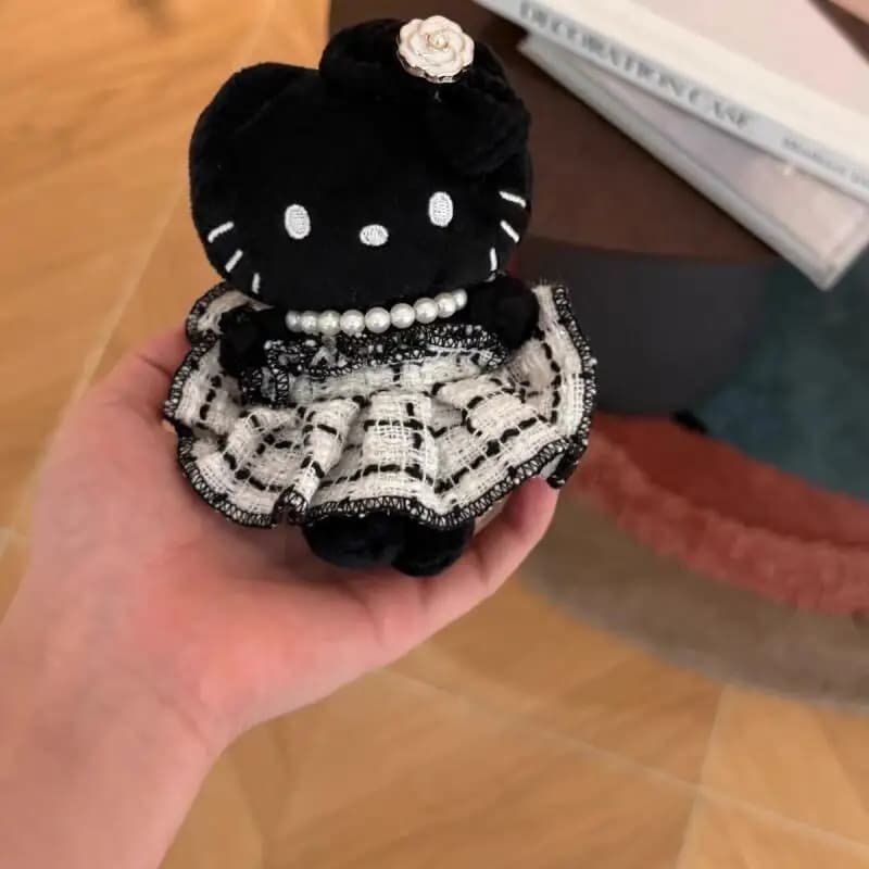 Sanrio Hello Kitty Abito nero a forma di cuore Peluche Zaino carino Portachiavi Peluche Catena Un regalo di compleanno per ragazze